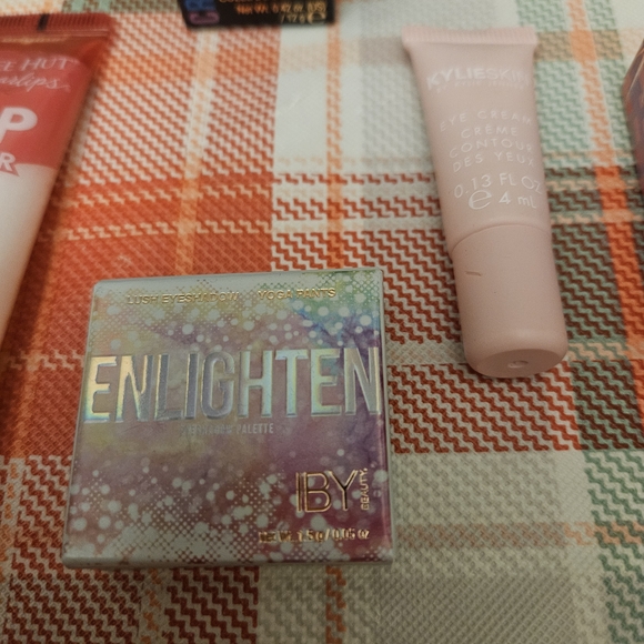 Makeup Skincare Bundle With Bag - Picture 8 of 11